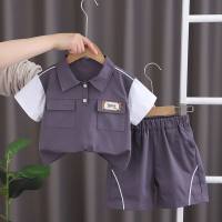 2024 terno de manga curta de verão infantil para bebê menino, vestido de verão, camisa estilo de trabalho, menino, bonito e casual  cinzento
