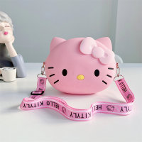 حقيبة للعملات مزينة بشخصية كيتي الشهيرة "Hello Kitty"، تتميز بتصميم كرتوني لطيف يحمل صورة القطة "KT Cat" أو "Hello Kitty".  وردي 