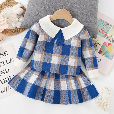 Conjunto de suéter con falda corta y top con bloques de color a cuadros para niña pequeña