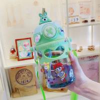 Kleines Monster, süßer Cartoon-Wasserbecher mit Strohhalm, tragbarer Wasserbecher aus Kunststoff für Kinder im Freien  Mehrfarbig