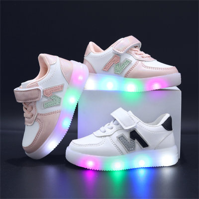 Zapatillas luminosas de rayas para niños.