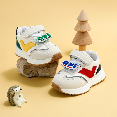 Sneakers in velcro con motivo a lettere a blocchi di colore per bambini