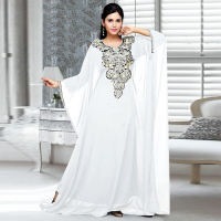 فستان من الحرير كوبرو المقلد بياقة مرقعة مطرزة  أبيض