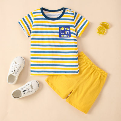 Camiseta de manga corta con patrón de letras a rayas de bloque de color de algodón puro para niños pequeños de 2 piezas y pantalones cortos de color sólido