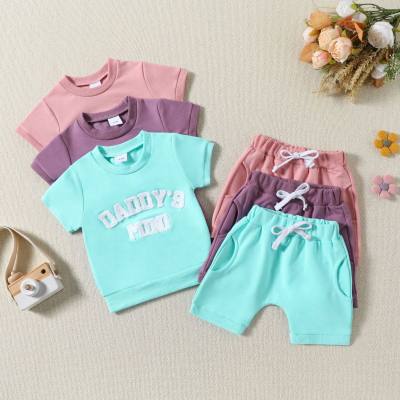 Conjunto de dos piezas de verano con top de manga corta y pantalones cortos de color liso con estampado bordado de letras para bebés y niños pequeños
