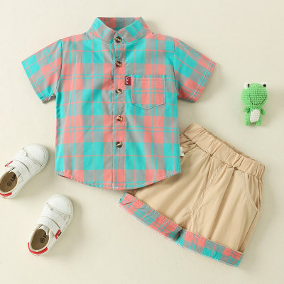 Camiseta y pantalones cortos con bolsillo de bloque de color a cuadros con cuello para niño pequeño