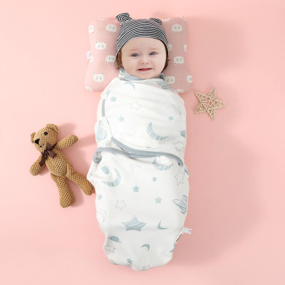 El saco de dormir estampado de algodón para bebés está en manos de niños y niñas.