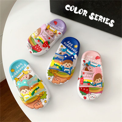 Zapatillas infantiles con estampado de dibujos animados de colores.