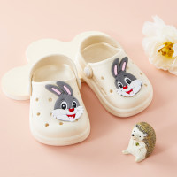 Zapatos infantiles con madriguera de conejo de dibujos animados.  Blanco