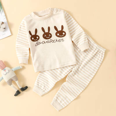 Camiseta e calça infantil listradas com estampa de coelho e pijama