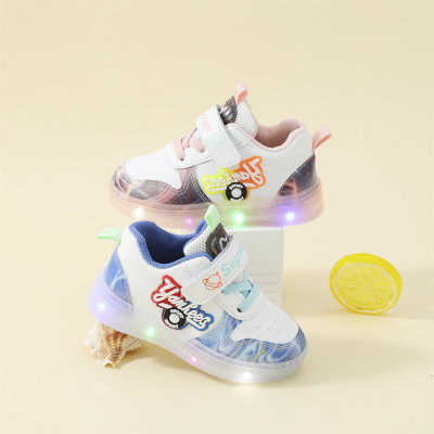 حذاء رياضي بشريط فيلكرو بنمط مرقع بألوان LED للأطفال الصغار