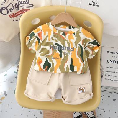 Sommeroberbekleidung für Säuglinge und Kleinkinder, modischer und stylischer kurzärmliger Anzug mit Camouflage-Buchstaben, trendiger Sommeranzug für Jungen