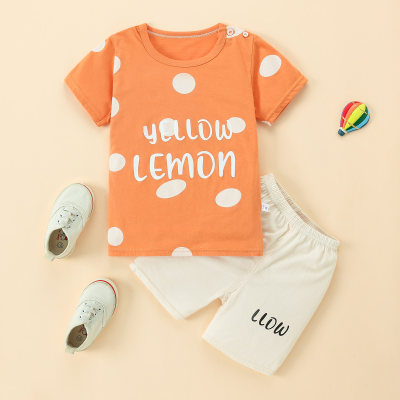 T-shirt con strisce gialle e bianche e pantaloncini Emoji da bambino