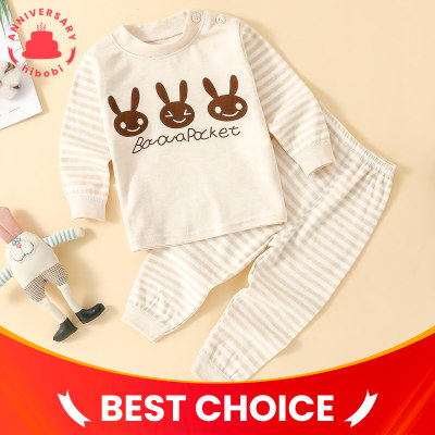 Camiseta e calça infantil listradas com estampa de coelho e pijama