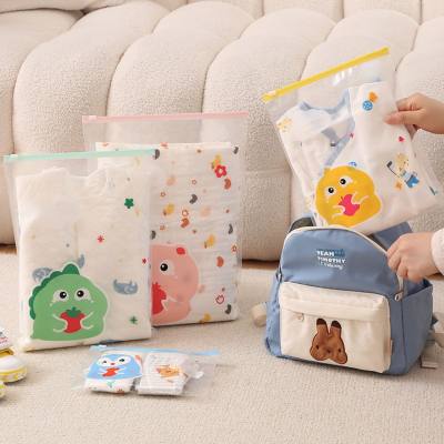 5 pacotes de roupas de bebê e fraldas em sacos seláveis para viagem