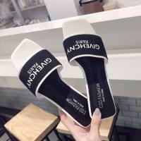Zapatillas planas con letras de estilo coreano de celebridades de Internet 2023, zapatillas de playa de una palabra para el hogar, simples y de moda, para mujer en verano  Blanco