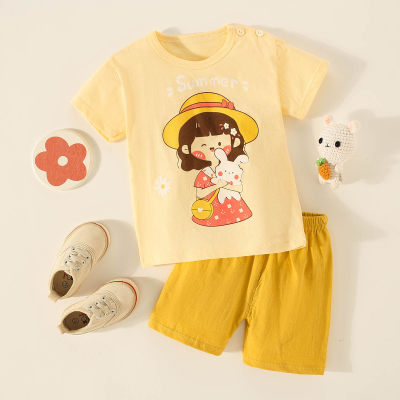 Camiseta infantil e calções amarelos
