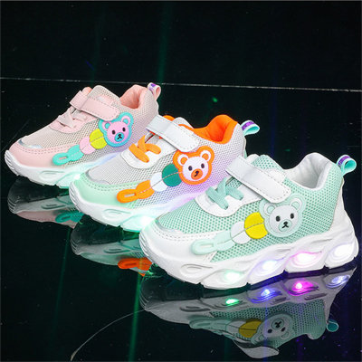 حذاء رياضي بشريط LED بنمط دب للأطفال الصغار