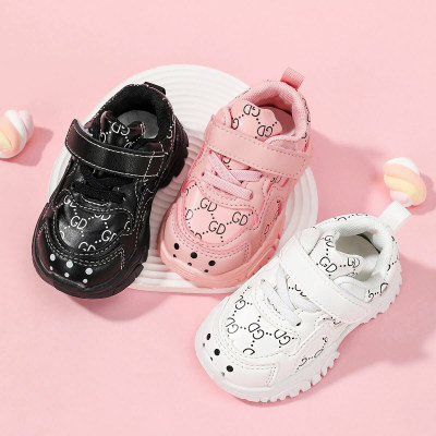 Zapatillas de velcro decorativas con cordones y patrón de letras de cuero PU para niña pequeña