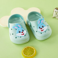 Zapatos infantiles con madriguera de conejo de dibujos animados.  Verde
