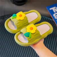 Zapatillas infantiles antideslizantes con estampado de flores.  Verde