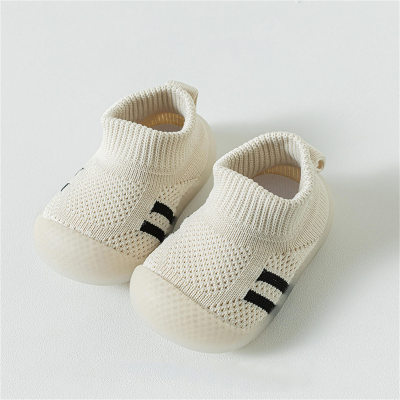 Los calcetines de malla a rayas para niños calzan los zapatos del niño