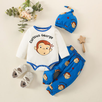 Macacão, shorts e chapéu impressos com letras de bebê