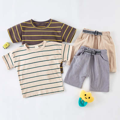 Camiseta y pantalones cortos con estampado de rayas para niños pequeños