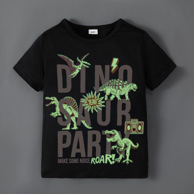 T-shirt stampata con dinosauro e lettera per bambini