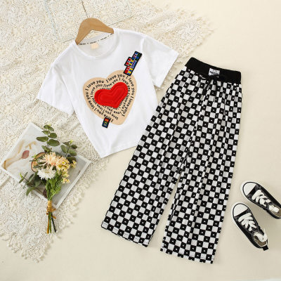Camiseta infantil em formato de coração e calça xadrez