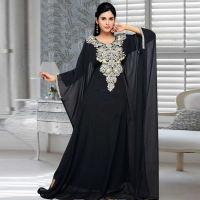 فستان من الحرير كوبرو المقلد بياقة مرقعة مطرزة  أسود