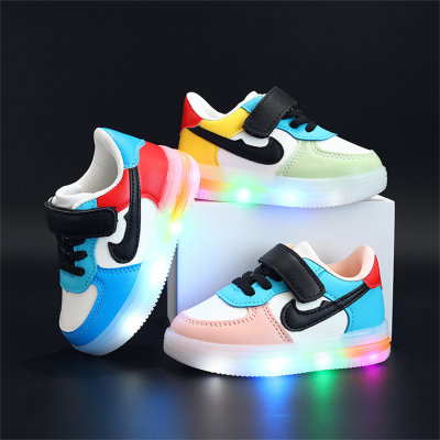 Zapatillas deportivas luminosas de colores para niños.