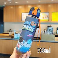 Taza de agua potable con cuerda portátil, vaso de plástico con astronauta de dibujos animados de alto valor  Multicolor