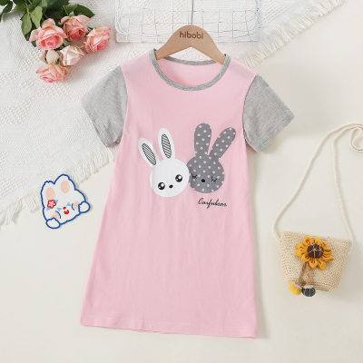 Camisón de manga corta con patrón de conejo de bloque de color de algodón puro para niña pequeña
