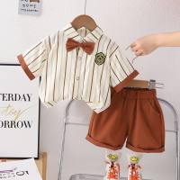 مجموعة أزياء جديدة للأطفال لعام 2024، تتضمن مجموعة قمصان قصيرة الأكمام مع بنطلونات قصيرة، ملابس صيفية للفتيات بأسلوب كوري، مثالية لفصل الصيف  بنى