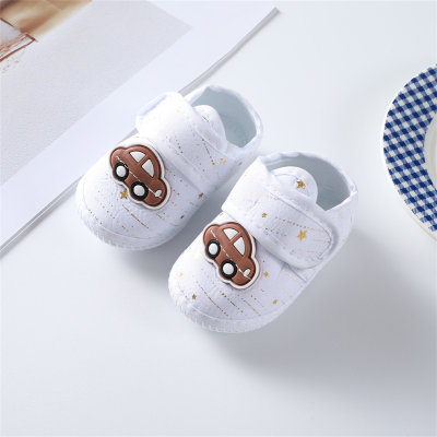 Sapatos infantis com sola macia em tecido com padrão de carro para bebê