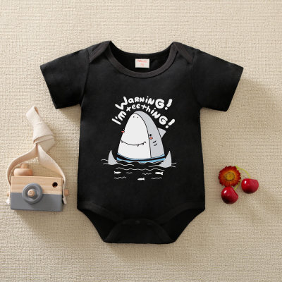 Pelele de manga corta con estampado de letras y tiburones de algodón puro para bebé