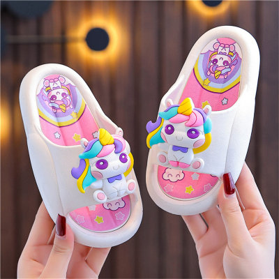 Zapatillas infantiles antideslizantes con dibujos de unicornios.