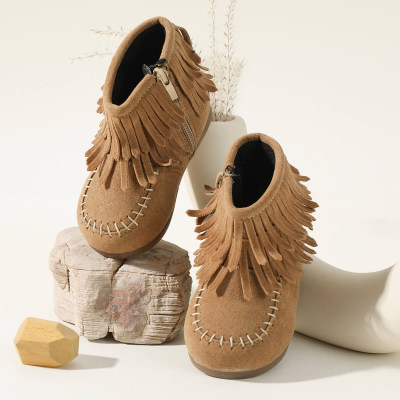 مجموعة من أحذية القدمين لطفلة صغيرة