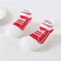 Los calcetines de los niños calzan los zapatos suaves del niño de la suela con cordones  rojo