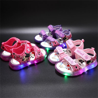 Sandálias infantis com estampa luminosa do Mickey