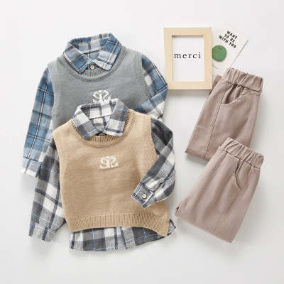 Camisa estampada a cuadros y chaleco y pantalones con estampado de letras para niño pequeño
