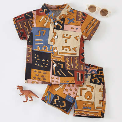 Camisa y pantalones cortos de manga corta con estampado de letras de 2 piezas para niño pequeño