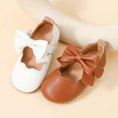 Zapatos de cuero con velcro y decoración de lazo de color liso para niña pequeña