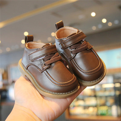Sapatos infantis de couro com sola macia e velcro de cor sólida