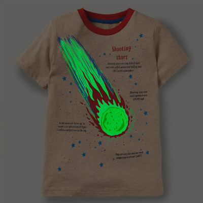 Camiseta con estampado de planetas y letras fluorescentes para niños pequeños
