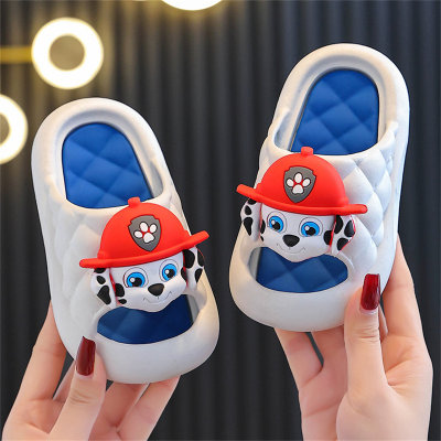 Zapatillas infantiles con perros de dibujos animados.