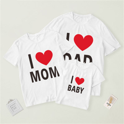 Camiseta de manga corta con diseño de corazón y letras del Día de San Valentín a juego con la familia