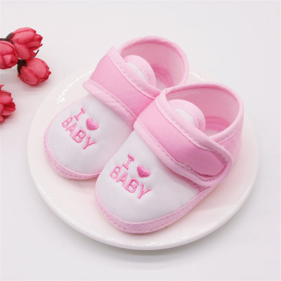 Sapatos infantis com sola macia para bebês e crianças pequenas com letras e cores de coração