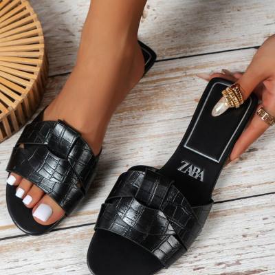 Pantoufles d'intérieur et d'extérieur tendance à fond plat de grande taille pour femmes 2023 nouvelles sandales de mode de couleur unie croisées du commerce extérieur